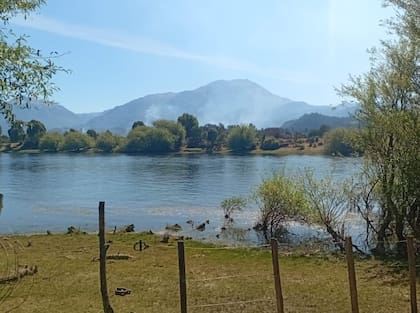 Vista del humo de los incendios en Los Alerces, cerca del río Grande-Futaleufú