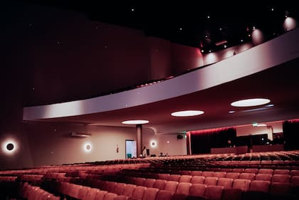Vista del imponente edificio antes de que el público recupere el rito de sentarse para ver a sus artistas