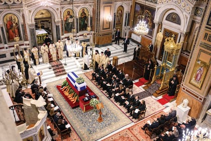 Vista del interior de la Catedral, presidida
por el féretro y decorada con flores
blancas. En medio de la emoción del último
adiós, el coro entonó los solemnes cantos
bizantinos propios del rito ortodoxo