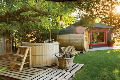 Vista del jacuzzi y el sauna, de estilo rústico, ubicados a un costado de la casa en la que el ex manager tiene su habitación y su vestidor.