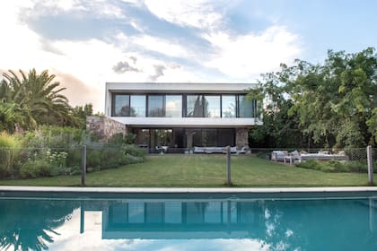 Vista del jardín y la casa desde la pileta.