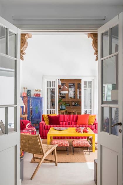 Vista del living y, tras un nuevo par de puertas con vidrio, el comedor.