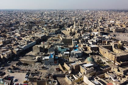 Una vista aérea muestra la ciudad de Mosul, en el norte de Irak, la capital regional de la provincia norteña de Nínive, que fue controlada por el grupo Estado Islámico (EI) entre 2014 y 2017. La vista panorámica muestra la antigua avenida Faruk. en el centro de Mosul, con la Iglesia Católica Romana Dominicana de Nuestra Señora de la Hora al fondo y varias mezquitas.