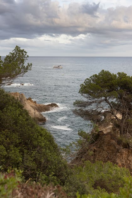 Vista del mar desde los acantilados donde se levantan los jardines.