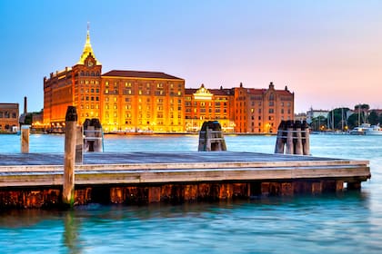 Vista del Molino Stucky desde el canal de Giudecca