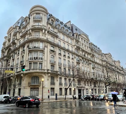 Vista del Palacio Estrugamou desde la intersección de las calles Juncal y Esmeralda