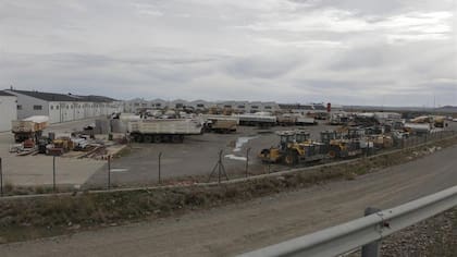 El playón de Austral Construcciones, en 2017, cuando Vialidad y otros organismos recibieron parte de la maquinaria