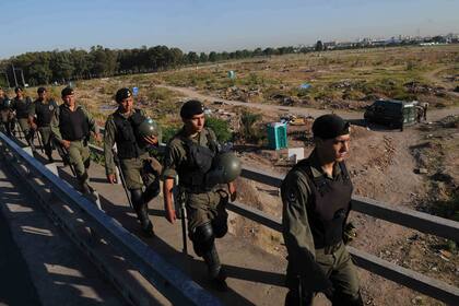 Vista del predio de Villa Soldati vacío y custodiado por gendarmeria