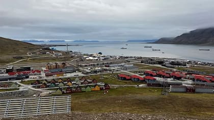 Vista del pueblo noruego de Longyearbyen