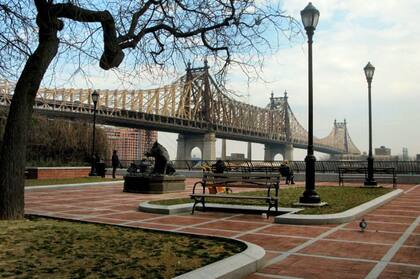 Vista del puente Queensboro Bridge, famosa por una escena de la película Manhattan, de Woody Allen, filmada en este sitio.