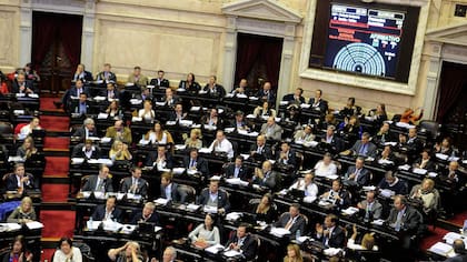 Vista del recinto durante la sesión por la ley antidespidos