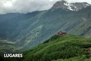 El espectacular ascenso al refugio de montaña creado en homenaje a un empresario amante de la Patagonia