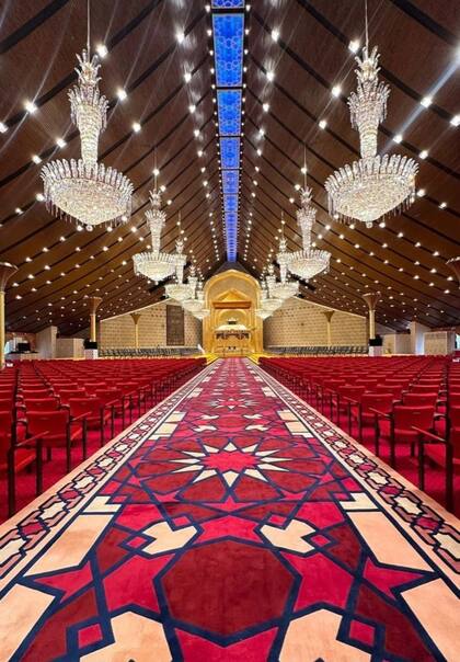 Vista del salón Balai Singgahsana Indera Buana del palacio Istana Nurul Iman.