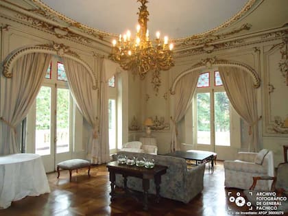 Vista del salón principal del castillo ubicado en la planta baja, también conocido como sala de música