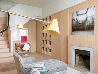 Vista del sector de trabajo junto a la escalera que lleva a los dormitorios.