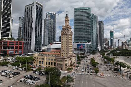 Vista del terreno propuesto para la biblioteca del presidente Donald Trump, adyacente a la histórica Torre Libertad, en el centro de Miami, el 8 de agosto de 2025. (AP Foto/Daniel Kozin)