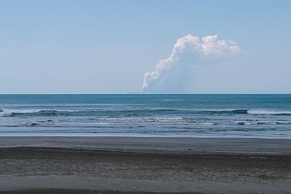 Vista del volcán desde una playa vecina