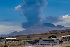 Elevan a naranja la alerta por el volcán Láscar, en el norte de Chile