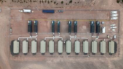 Vista desde arriba de los 12 módulos de cómputo modular (MDC), con ocho generadores eléctricos de 1,5 MW cada uno, que utiliza Unlocking para minar criptomonedas en Vaca Muerta