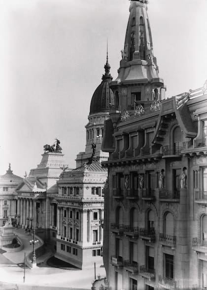 Vista desde Av Callao de la Confitería del Molno y el Congreso de la Nación, ambos proyectados por arquitectos italianos. Década de 1920.