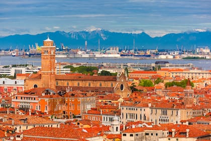 Vista desde Campanile di San Marco hacia la iglesia de San Stefano, en Mestre