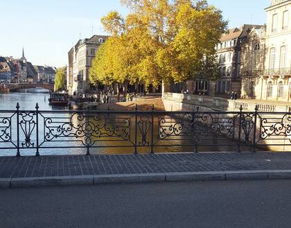 Vista desde el puente delante de la casa de Luciano en Estrasburgo, la capital de la región del Gran Este, en el noreste de Francia. Se ubica cerca de la frontera con Alemania, y posee una cultura y una arquitectura que mezclan influencias alemanas y francesas.