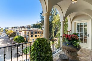 Vista desde el balcón estilo Julieta en el frente de la vivienda