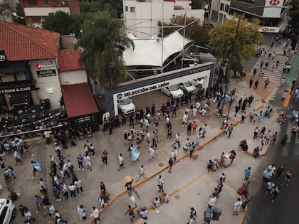 Vista desde el dron de LA NACION: el público ingresando al Monumental para ver Argentina vs. Panamá