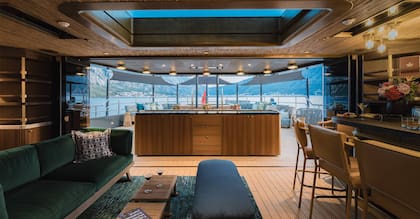 Vista desde el interior del Pink Shadow hacia la popa, coronada por uno de los dos jacuzzi (foto: designunlimited.net)