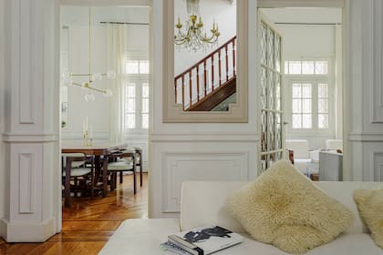 Vista desde el living hacia el estar íntimo y el comedor.