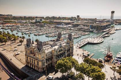 Puerto y pasarela que lleva al complejo Maremagnum visto desde el monumento a Colón