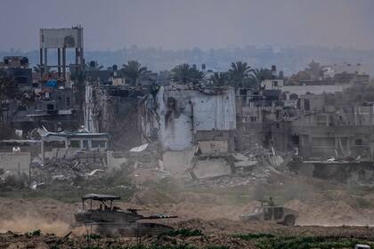 Vista desde el sur de Israel, de soldados israelíes operando en la Franja de Gaza, el 13 de febrero del 2024. (Foto AP/Ariel Schalit)