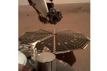 Vista desde la cámara montada en el brazo en el módulo de aterrizaje Insight Mars en el suelo de Marte