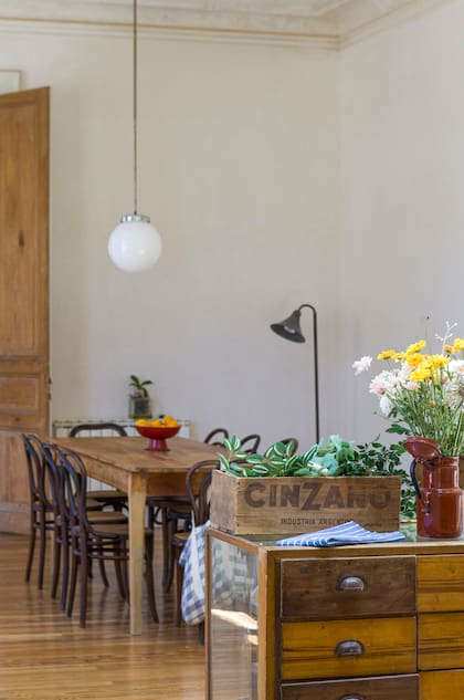 Vista desde la cocina-comedor hacia el living con puerta doble que acabamos de ver.