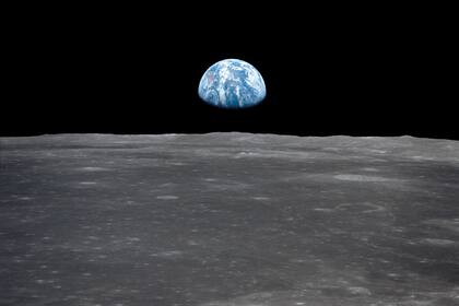 Vista desde la nave. La base lunar y la tierra. 