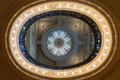 Vista desde la planta baja hacia el techo