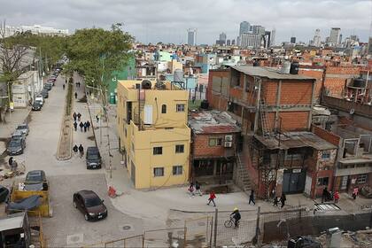 Vista desde la terraza del nuevo edificio para el momento de su inauguración. Del cruce de estas tantas realidades se nutre el trabajo que la artista francesa encaró con vecinos del Barrio 31