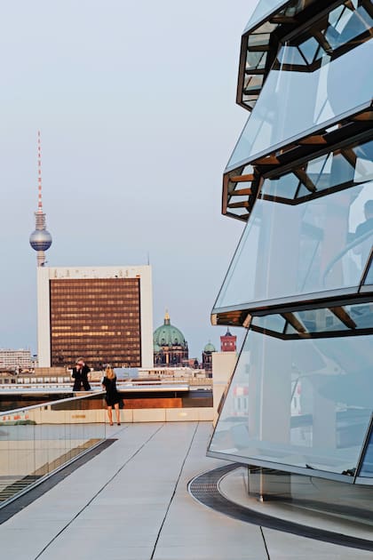 Vista desde la terraza del Parlamento alemán hacia otras Alemanias: la clásica (representada en la catedral); la ex DDR (en la torre de televisión) y la de pujante economía (en el Centro de Comercio Internacional)