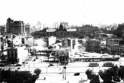 Vista desde la Torre de los Ingleses de las últimas demoliciones que dieron paso al parque de Retiro, en enero de 1932.