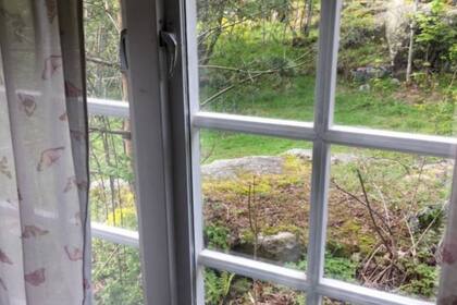 Vista desde la ventana de la cabaña que el novelista escocés Ben McPherson alquiló para investigar como era la experiencia de dormir en una propiedad de vacaciones construida para un conocido colaborador nazi