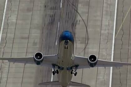 Vista desde otra aeronave que registra el despegue vertical del 787