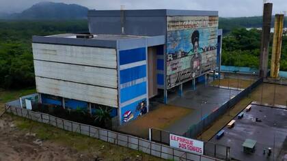 Vista desde un dron de la escuela estatal Parque dos Sonhos en Cubatão