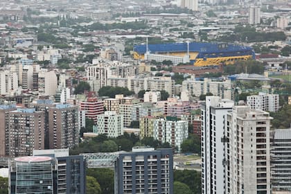 Vista desde una de las torres de lujo hacia el sur de la ciudad, con el barrio de La Boca y el estadio de Boca Juniors al fondo