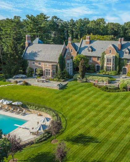 Vista exterior de la mansión ‘Orchard’s End’, una lujosa propiedad en New Canaan, Connecticut, que cuenta con un diseño clásico y renovaciones modernas
