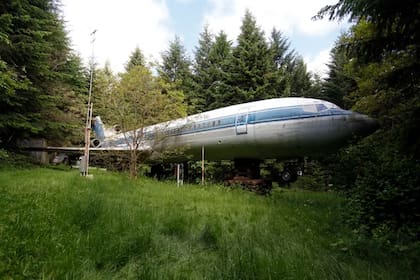 Vive en un avión abandonado: Su experiencia inspira a otros a seguir su ejemplo 3 Vista exterior del Boeing 727 instalado en medio del bosque, en un terreno de casi cuatro hectáreas en Hillsboro, Oregón.