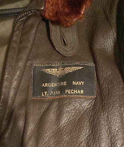 Vista frontal de la campera de aviador naval de Juan Maria Pechar que lleva su identificación como aviador naval. (Gentileza Federico Pechar).