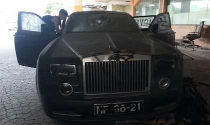 Vista frontal del Rolls-Royce Phantom