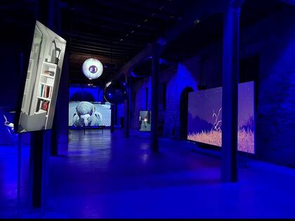 Vista general de pabellón argentino, con el ojo móvil y la paloma en el centro