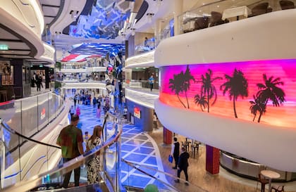 Vista general de World Galleria a bordo del nuevo barco de MSC Cruceros, MSC World America en Miami el 9 de abril de 2025 en Miami