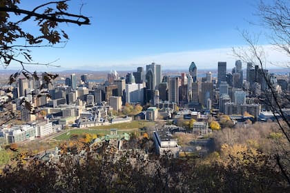 Vista general del centro de Montreal, en Quebec, tomada desde la montaña Mount Royal